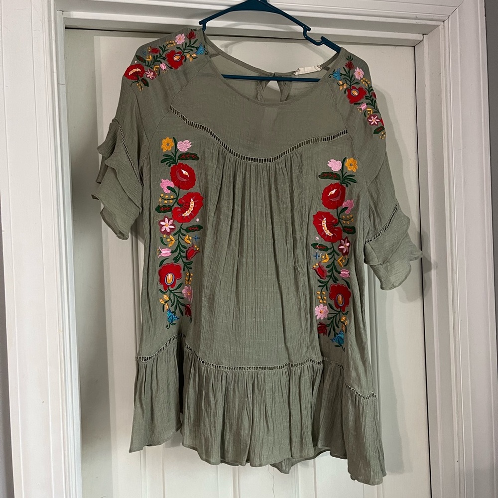 Light green flowy blouse!